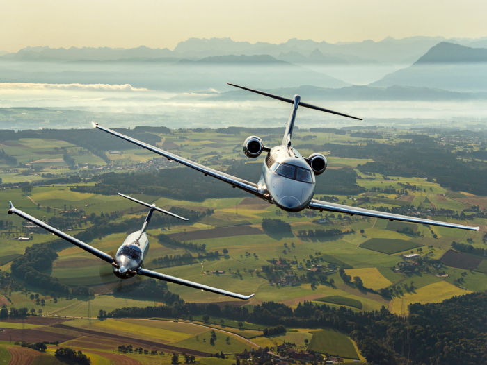 PC12 und PC24 Pilatus Flugzeuge überfliegen die Schweiz