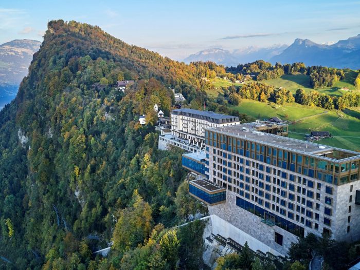 Blick auf das Bürgenstock Resort mit dem Bürgenstock Hotel & Alpine Spa im Vordergrund, dem Palace Hotel und dem Hammetschwand-Lift im Hintergrund