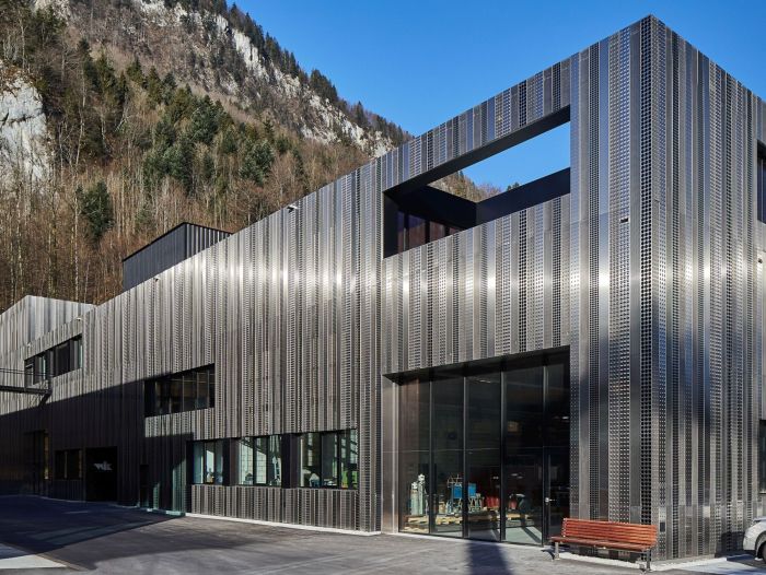 ein modernes Industriegebäude in Nidwalden