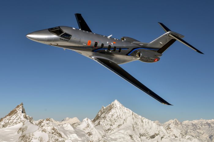PC-24 Pilatus Flugzeug überquert die Berge